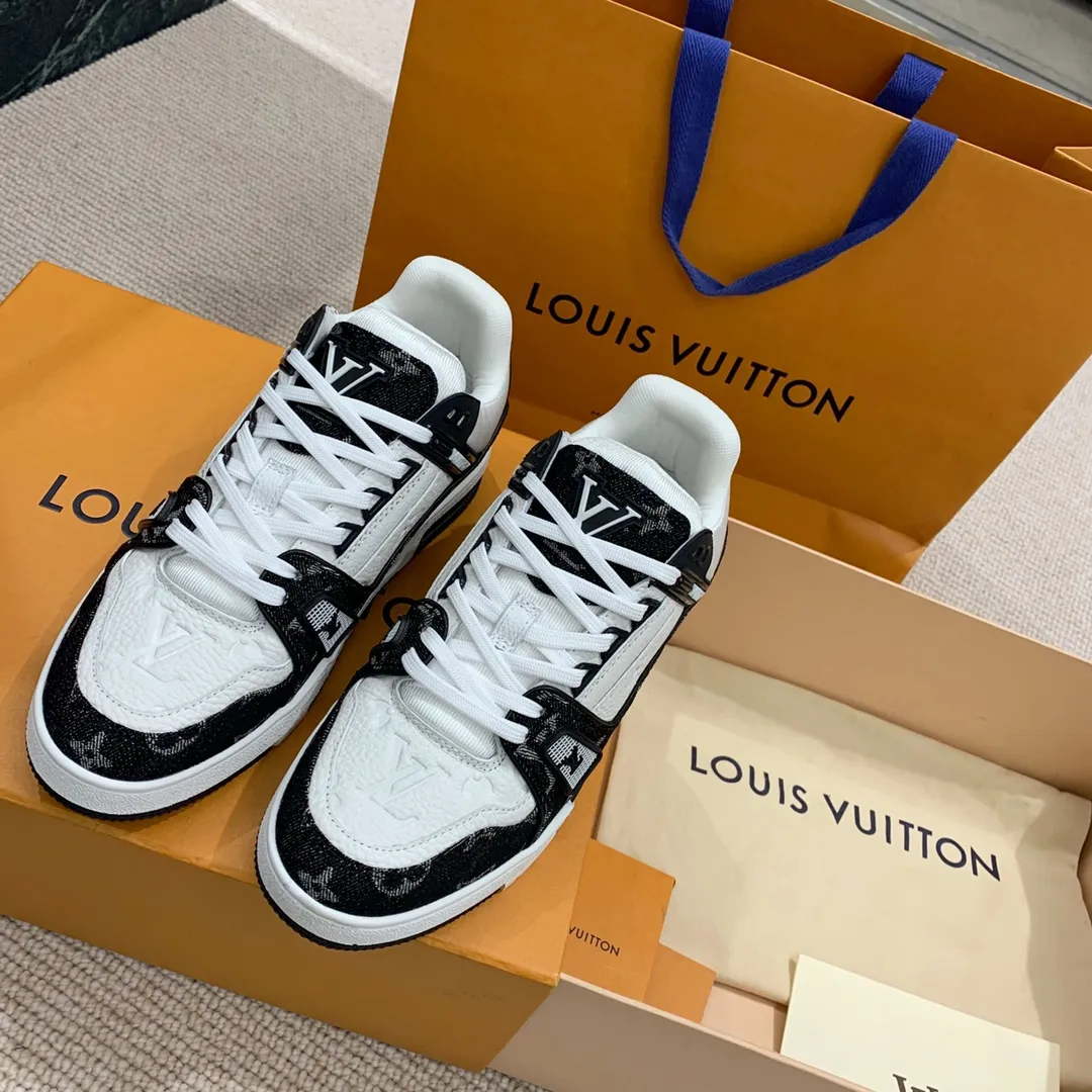 👟👟Ex-factory price 840👟👟 Women's Shoes Factory Purchasing Level ✈️ LV Trainer Latest series of couple's sports shoes Super handsome denim new style, great-looking ~ A must-have item for fashionistas The upper is the top embossed grained calfskin in the market Original open molded T👟👟Ex-factory price U outsole, texture is the same as the original version Please look for our quality Please pay attention to distinguish the currency materials on the market Men's size: 39-45 Women's size: 35-40 ⚠️Full set of packaging (exclusive z👟👟factory price level anti-theft buckle cannot be sold once disassembled)